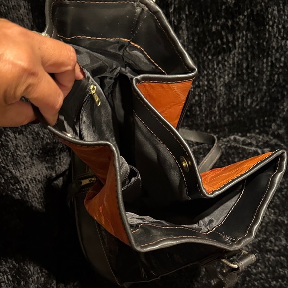 Elegant Black and Gold Women's Duffel Bag- Roberto Roma - Picture 5 of 11